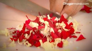 Как сделать цветочную шипучую бомбочку для ванны - нарежьте лепестки