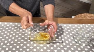 Maxi из La Botica смешивает несколько кусочков чеснока с лимонным соком и медом в контейнере.