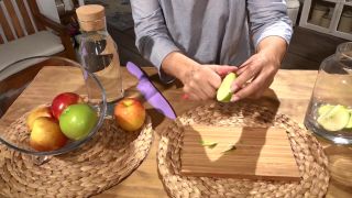Как сделать яблочный уксус, полезный и простой в приготовлении союзник - Нарежьте яблоки