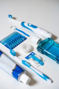 Гигиена полости рта при ношении брекетов: правила ухода и необходимые приспособления